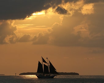 Emerging / Kunstdruck eines Schoners, der bei Sonnenuntergang durch stürmisches Wasser in den Florida Keys segelt