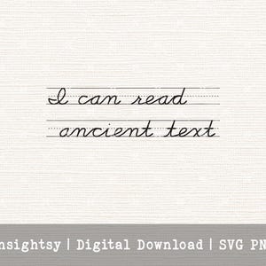 Puede incluir: Gráfico de descarga digital con el texto "I can read ancient text" en elegante escritura cursiva. El texto está centrado en un fondo texturizado blanquecino con líneas horizontales. Una barra gris en la parte inferior.