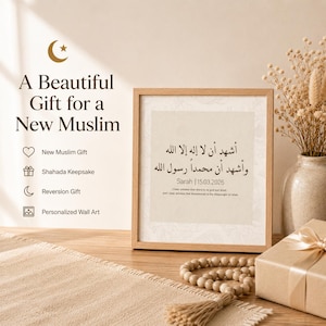 Puede incluir: Una impresión de arte mural enmarcada que presenta la Shahada en caligrafía árabe y traducción al inglés, con el nombre Sarah y la fecha 15.03.2026. El texto dice: A Beautiful Gift for a New Muslim, New Muslim Gift, Shahada Keepsake, Reversion Gift, Personalized Wall Art.