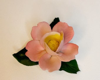 Fiore vintage in porcellana rosa di Capodimonte