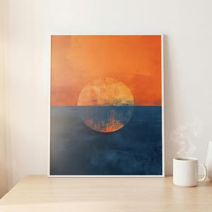 Peut inclure: Une impression d'art murale encadrée rectangulaire présentant une composition divisée horizontalement. La moitié supérieure est d'un orange vif uni, tandis que la moitié inférieure est d'un bleu marine profond. Un grand cercle texturé est centré.