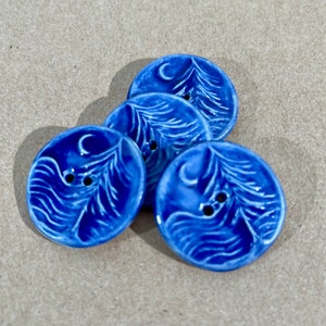 4 bottoni in ceramica fatti a mano - Bottoni luna su cedro - Bottoni albero blu ricco in argilla gres - Bottoni focali a tema foresta