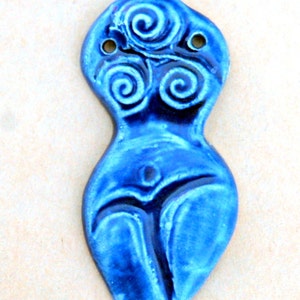 Perle de déesse en céramique faite à la main - Perle Venus Blessingway en bleu gras - Pendentif déesse en grès fait à la main