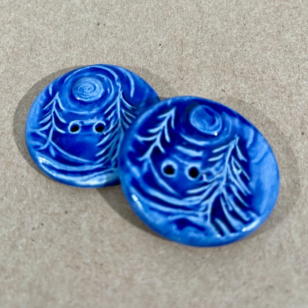 2 botones de bosque de cerámica en azul - Botones extra grandes artesanales hechos de gres con rico esmalte azul - Botones focales para fibra