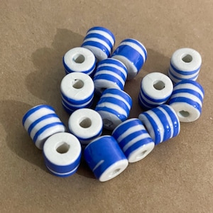 14 cuentas de cerámica azules y blancas - Cuentas de barril vintage con agujeros grandes - Materiales de macramé o cáñamo - Cuentas bohemias de mediados de siglo