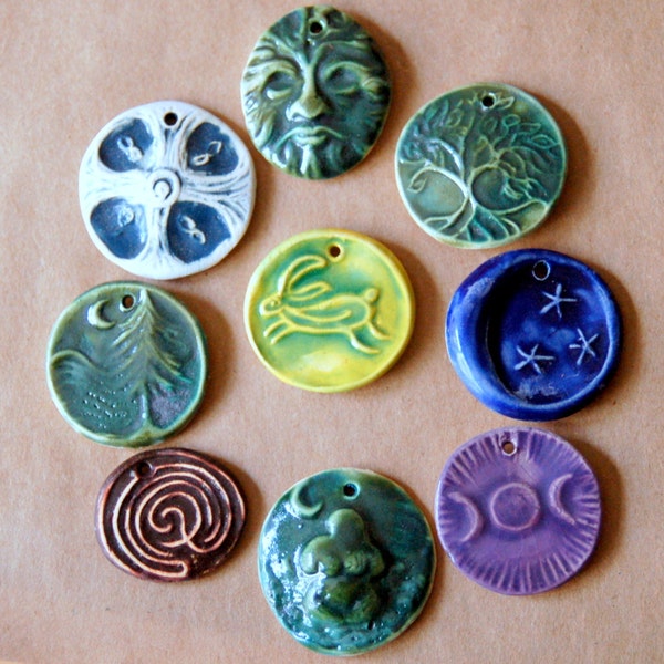 9 handgefertigte Keramik Perlen - Sortiment von keltischen Designs - verschiedene Festival Pendants.