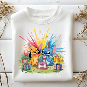 Pluto och Stitch PNG, färgglad födelsedagsclipart med tårta och presenter, utskrivbar design för t-shirts, muggar, festdekor, digital nedladdning