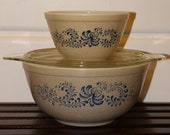 Vintage PYREX Homestead Mixing Nesting Bowls, set of 2 with lid, 1970s