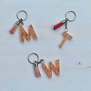 Kundenspezifischer Buchstabe-Anfangsschlüsselbund, schöne niedliche Harz-Schlüsselanhänger, Schlüsselanhänger für Frauen, Alphabet-Charme-Schlüssel-Anhänger, niedlicher Gepäckanhänger