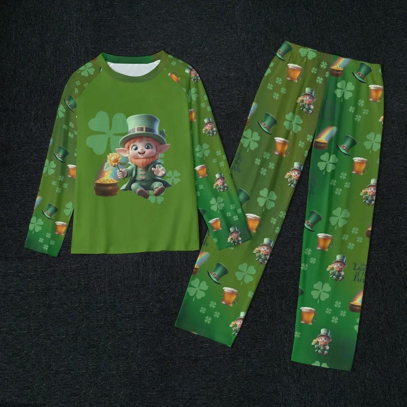 Pu&ograve; includere: Pigiama verde con una camicia a maniche lunghe e pantaloni. La camicia presenta un folletto dei cartoni animati che tiene un pentolino d'oro. I pantaloni hanno un motivo ripetuto di trifogli, folletti e boccali di birra.