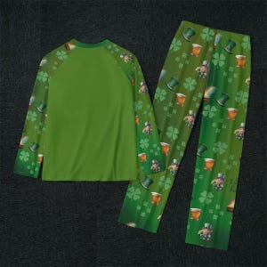 Pu&ograve; includere: Pigiama verde con una camicia a maniche lunghe e pantaloni. La camicia ha uno sfondo verde con un motivo bianco e verde sulle maniche. I pantaloni hanno uno sfondo verde con un motivo bianco e verde di trifogli, folletti e boccali di birra. Il testo "Lucky is Just the Beginning" &egrave; stampato sui pantaloni.