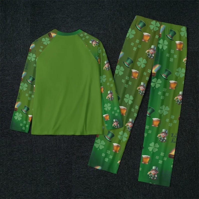 Pu&ograve; includere: Pigiama verde con una camicia a maniche lunghe e pantaloni. La camicia ha uno sfondo verde con un motivo bianco e verde sulle maniche. I pantaloni hanno uno sfondo verde con un motivo bianco e verde di trifogli, folletti e boccali di birra. Il testo "Lucky is Just the Beginning" &egrave; stampato sui pantaloni.