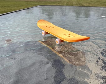 Schedule One goldenes Skateboard