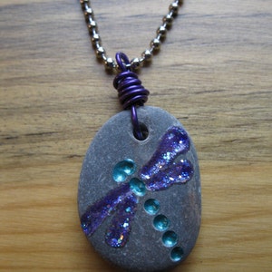 Engraved Dragonfly Stone Necklace Bild 2