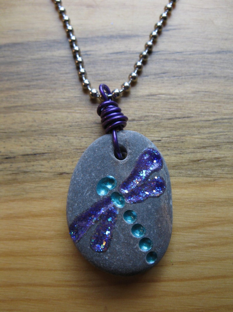 Engraved Dragonfly Stone Necklace Bild 2