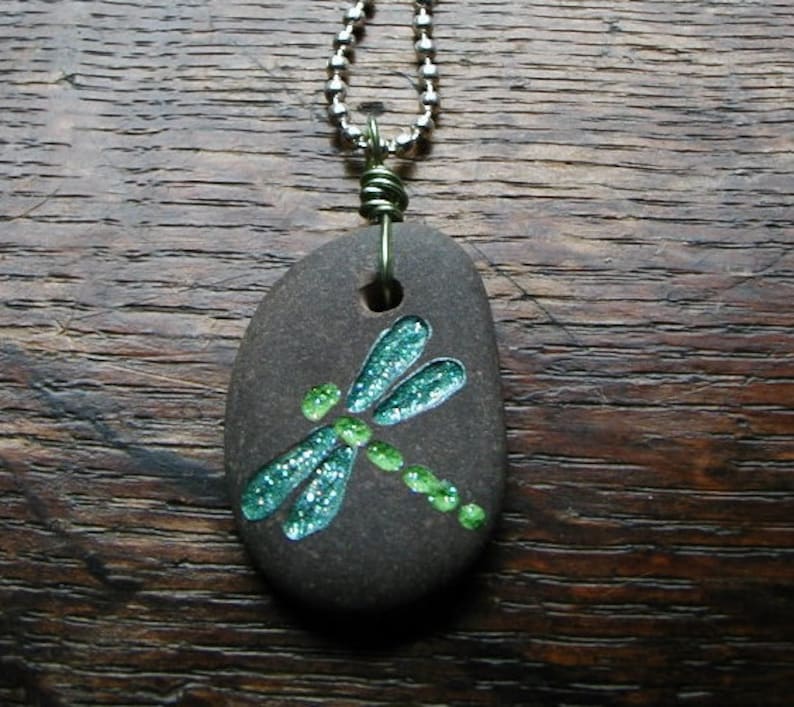 Engraved Dragonfly Stone Necklace Bild 1