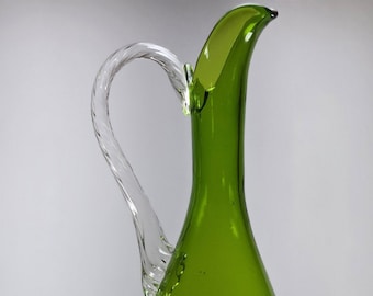 Mundgeblasener Vintage Kunstglas-Krug mit langem Hals, grünem Glas, ideal für die dekorative Anzeige
