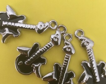 rockabilly winged guitar black charms x4