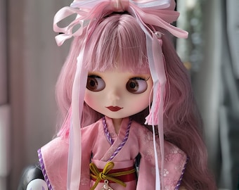 Superbe « Sakura » - Poupée Factory Blythe - Cheveux roses - Corps articulé - Visage mat et peau blanche - Jouet tendance japonais kimono - Japon - personnaliser