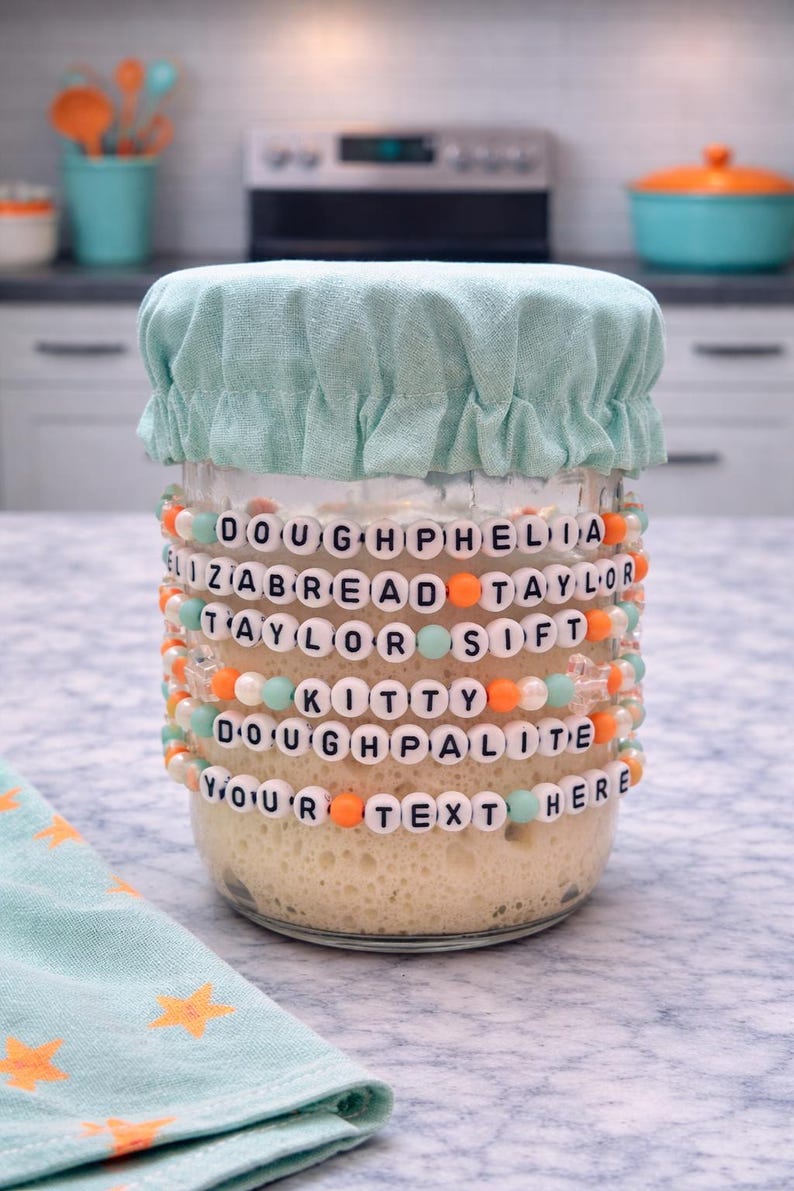 Pode incluir: Uma placa de madeira r&uacute;stica com o texto "Welcome to our home" em letras brancas. A placa apresenta um acabamento desgastado e um design simples e convidativo, ideal para a decora&ccedil;&atilde;o da entrada.