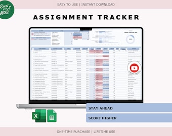 Może przedstawiać: Laptop wyświetla arkusz kalkulacyjny do śledzenia zadań z kolumnami dla zadań, terminów i statusu. Na ekranie widnieje napis "ASSIGNMENT TRACKER" oraz słowa "STAY AHEAD" i "SCORE HIGHER". Widoczne jest logo samouczka YouTube.