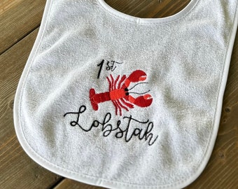Gesticktes Lätzchen mit erstem Hummer | Geschenk für neues Baby Sommer lustige Lobstah