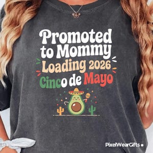 Anuncio a mamá Cargando 2026 Cinco de Mayo Revelación de género PNG: Fiesta de revelación de embarazo Meme Mamá (Descarga digital)