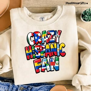 Puede incluir: Juego de tres tazas de cerámica con acabado mate moteado. Las tazas son de color crema, gris claro y gris oscuro. Cada taza tiene un diseño simple y minimalista.