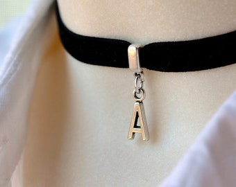 Fluwelen choker met beginletter, gepersonaliseerde elastische ketting met zilveren letterhanger - Grote maten beschikbaar