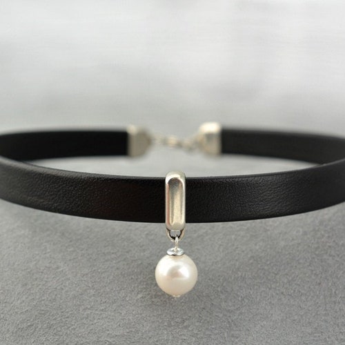 Black Leather Day collar with dangling pearl, Plus size leather choker, Girlfriend Gift, Gift for her, bdsm submissive day collar