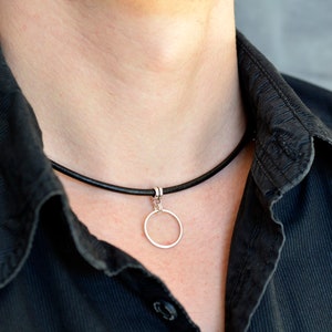 Dünnes Leder O-Ring Halsband, Unisex Leder Choker, devotes diskretes Tageshalsband, individuelle Länge