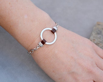 O-ring bracelet, Bold silver chain bracelet with central ring element and leather details for women