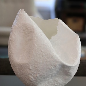 Vase en papier mâché, finition acrylique, extérieur blanc, intérieur blanc