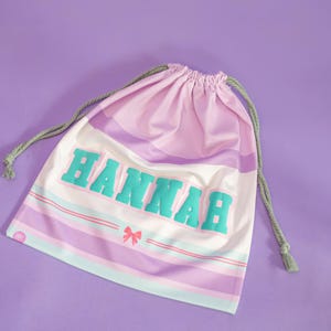 Bolsa de gimnasia con asas en tonos pastel, bolsa personalizada con nombre y parche personalizado, bolsa de gimnasia rosa personalizada.