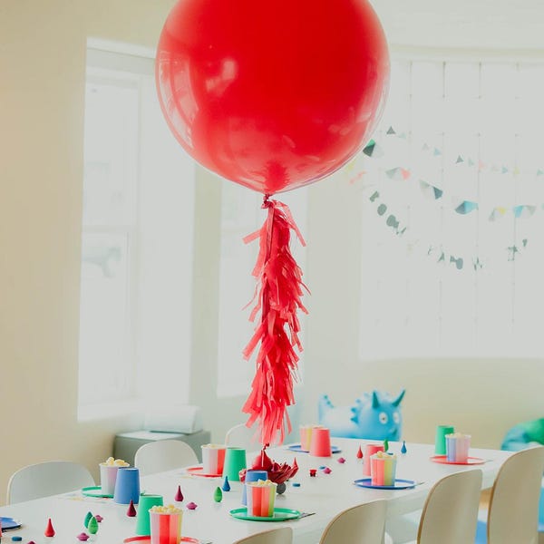 Cola de borla de pañuelo de papel de globo rojo