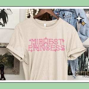 Camisa Princesa del Medio Oeste – Bella + Canvas Camiseta de concierto con texto rosa intenso (XS-5XL)