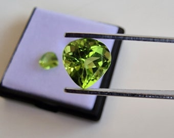 Peridootpaar - hart gefacetteerd - groen - los - natuurstenen - totaal 2,71 ct. - Voor het maken van vitrines of sieraden