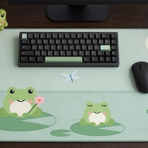 Podkładka pod myszkę Kawaii Frog Pond Desk Mat, pastelowa zielona podkładka pod mysz Lofi, wystrój Cottagecore, mata do zabawy TCG
