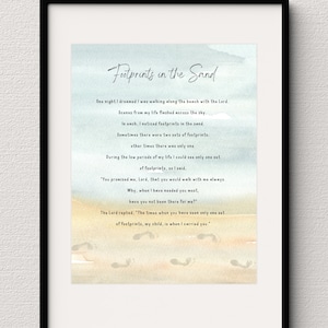 Puede incluir: Una ilustración de acuarela de huellas en la arena con una cita sobre la fe y la confianza. La cita dice: "Una noche soñé que caminaba por la playa con el Señor. Escenas de mi vida destellaron en el cielo. En cada una, noté huellas en la arena. A veces había dos juegos de huellas: otras veces solo había uno. Durante los períodos bajos de mi vida, solo podía ver un juego de huellas, así que dije: "Me prometiste, Señor, que caminarías conmigo siempre. ¿Por qué, cuando más te he necesitado, no has estado ahí para mí?" El Señor respondió: "Las veces que has visto solo un juego de huellas, mi hijo, es cuando te he llevado."