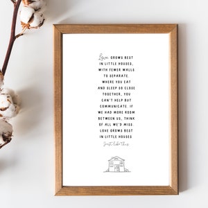 Puede incluir: Arte de pared imprimible en blanco y negro con una cita sobre el amor que crece mejor en casas pequeñas. La cita dice: "El amor crece mejor en casas pequeñas. Con menos paredes para separar donde comes y duermes tan cerca, no puedes evitar comunicarte. Si tuviéramos más espacio entre nosotros, piensa en todo lo que echaríamos de menos. El amor crece mejor en casas pequeñas. Así como esto." Un simple dibujo de línea de una casa está en la parte inferior de la impresión.