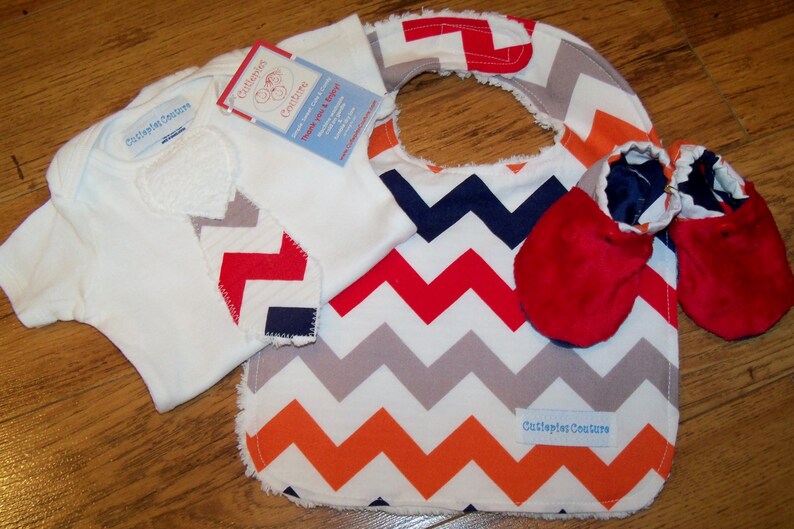 New Cutiepies Couture Custom boutique boys Chevron Onsie, Bib and Booties immagine 1