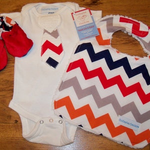New Cutiepies Couture Custom boutique boys Chevron Onsie, Bib and Booties immagine 2