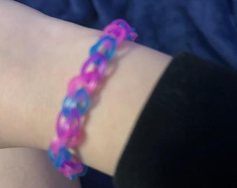 rosa lila och blå gummibandsarmband