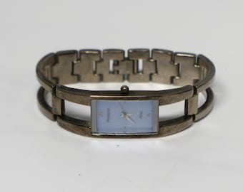 Reloj Armitron Now vintage para mujer, esfera rectangular plateada, batería nueva.