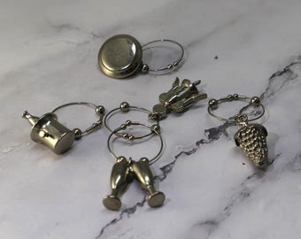 Juego de 5 colgantes metálicos vintage para botellas de vino