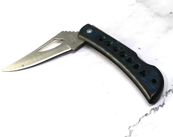 Navaja plegable de bolsillo Frost Cutlery con mango azul y negro.