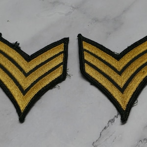 Set di distintivi di grado da sergente dell'esercito americano vintage, insegne a chevron E-5