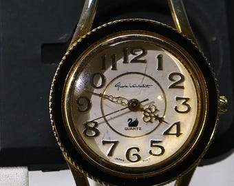Reloj brazalete tipo pulsera Gloria Vanderbilt de cuarzo para mujer, color negro y dorado.