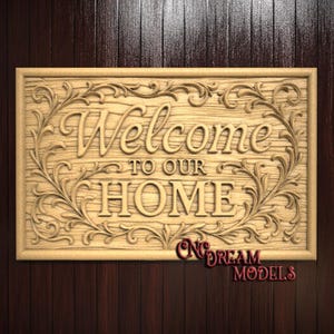 Può includere: Cartello in legno chiaro con le parole "Welcome to our Home" intagliate in un carattere decorativo, circondate da volute floreali. Il cartello è rettangolare. Le parole "CNC DREAM MODELS" sono in basso.