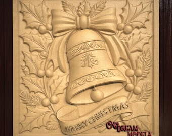 Puede incluir: Un adorno navideño de madera tallada con una campana con un lazo, hojas de acebo y bayas. El adorno tiene el texto "Merry Christmas" en una pancarta.